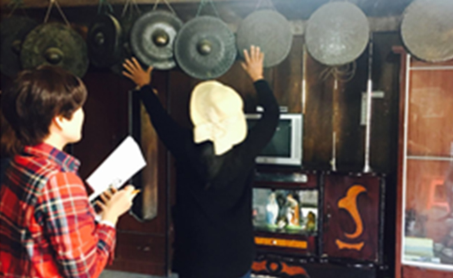전통악기에 대해 설명하는 모습 – 2/18
