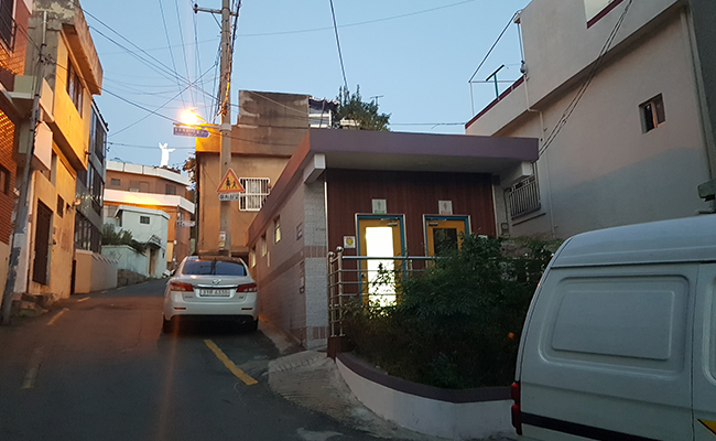 동항성당 주변-피난민들을 받아들인 흔적이 곳곳에 보이는 우암동