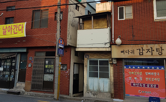 피난민들이 건물 사이의 작은 틈새를 활용해 집을 지었던 흔적이나 피난민들의 동네화장실에서 유래되어 지금까지도 주민들을 위해 개방된 공동화장실이 눈에 띤다. 