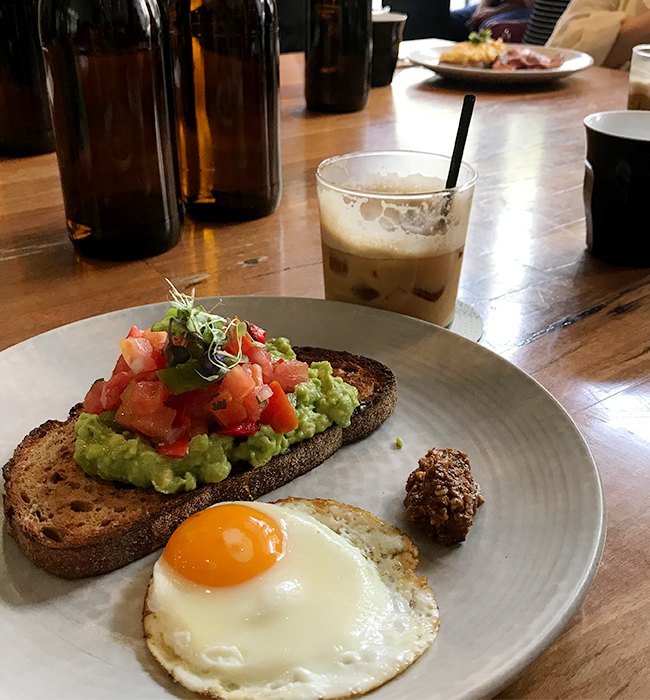 ‘Iced Soy Almond Latte’와 ‘Avo on Toast’