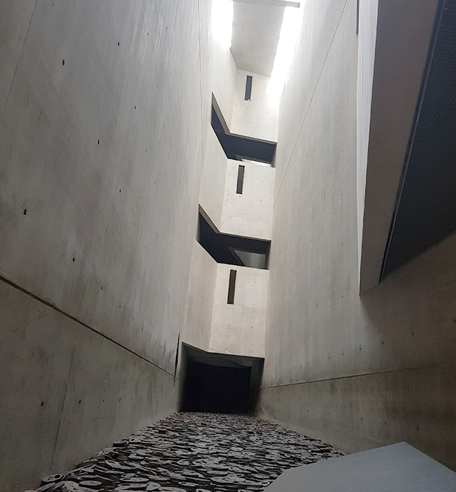 베를린 유대인 박물관 내에 있는 홀로코스트 타워(Holocaust-Turm)으로 불규칙한 창문으로 자연광이 들어오고 바닥에는 얼굴 모양의 쇳덩이가 흩어져있음