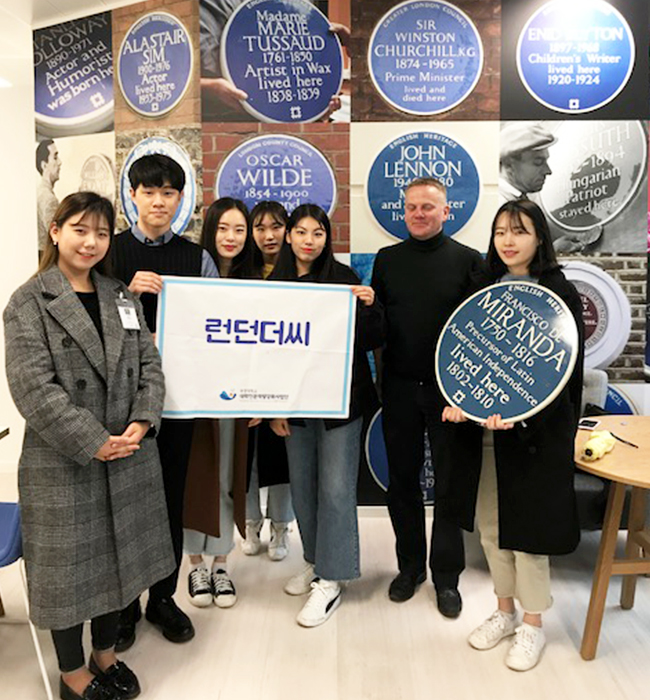 담당자와의 인터뷰 후 기념사진 촬영