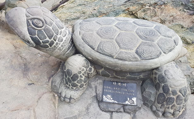거북섬위의 거북이 동상