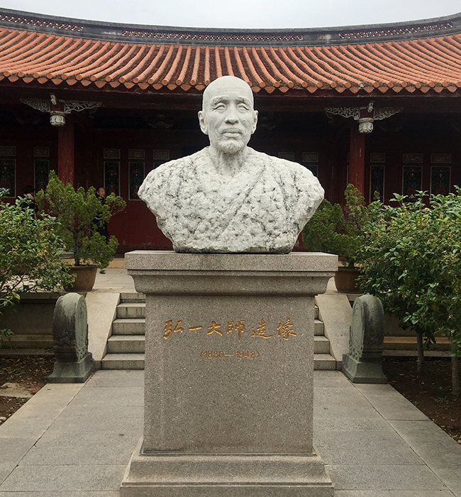 [사진6] 홍일법사 동상과 기념관