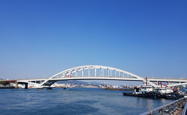 영도대교에서 바라 본 부산대교