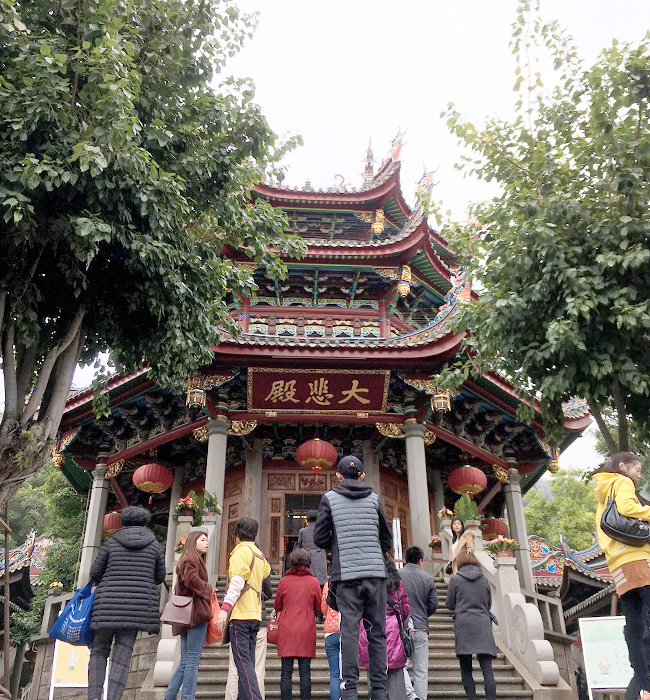 대비전 앞에서 기도하는 사람들