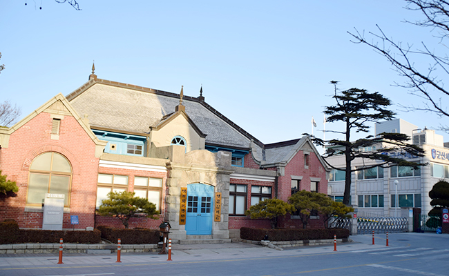 근대역사박물관을 나오면 (구)군산세관의 모습을 볼 수 있다. 박물관의 관람이 끝나지 않는 것처럼 느껴진다.