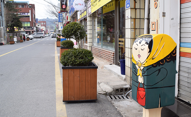 개복동에는 폐우체통을 이용하여 불법주차를 막는 동시에 거리를 꾸미고 있다.