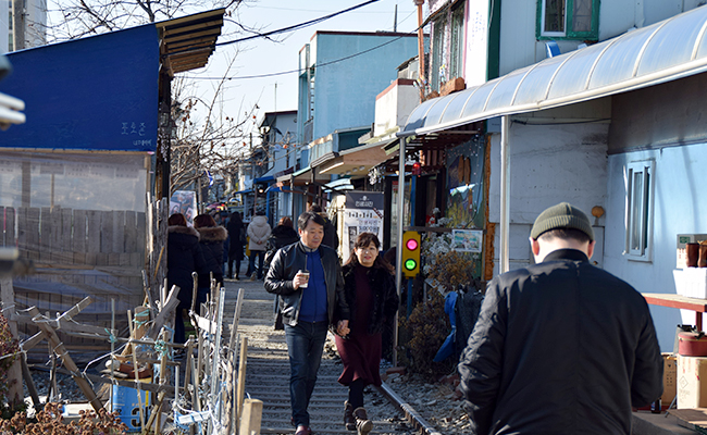 군산역이 이전한 이후로 경암동 철길은 많은 사람들이 찾는 관광지가 되었다.