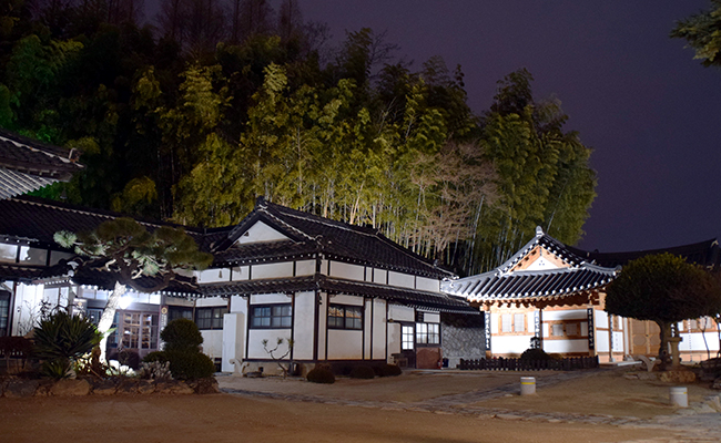 동국사는 유일한 사찰인 것으로도 유명하지만 시인 ‘고은’이 출가한 절로도 유명하다.