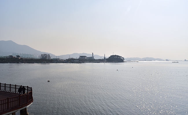 진해루 위에서 본 바다