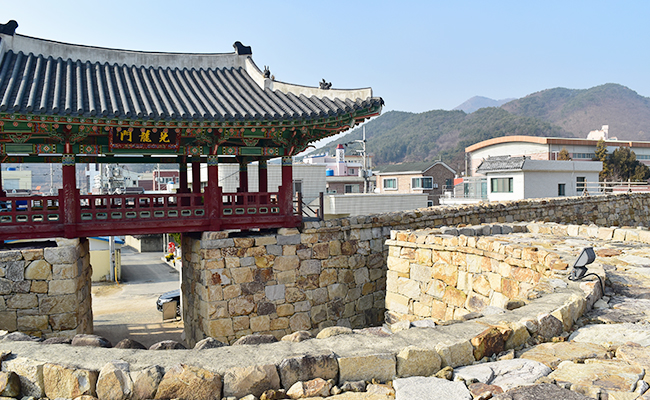 동문의 든든한 옹성벽