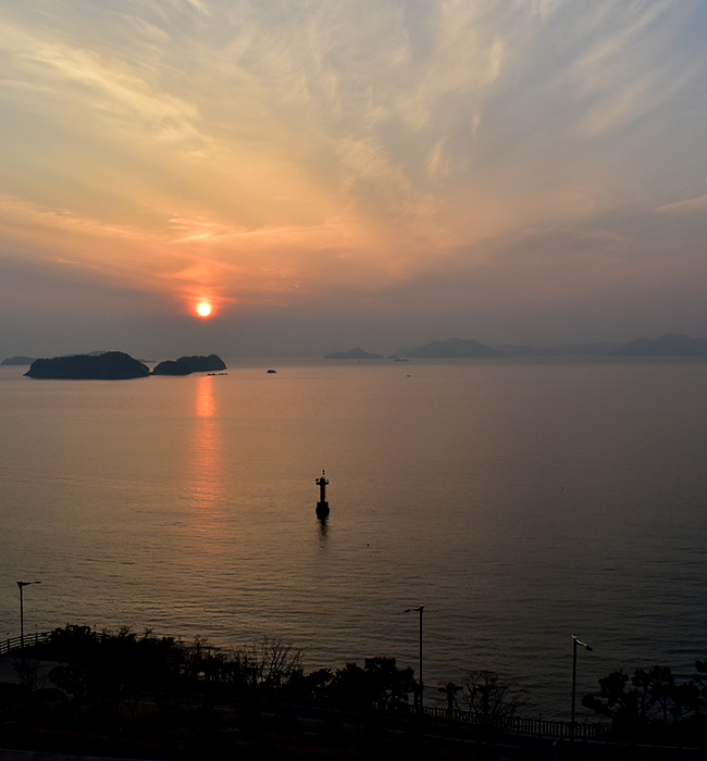 야외에서 바라본 노을 바다