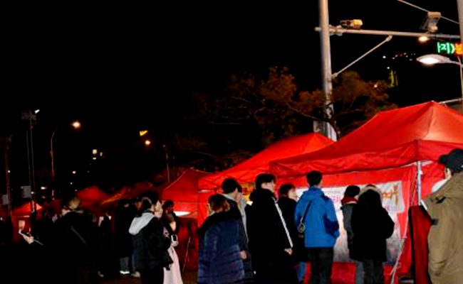 포차에 줄을서서 기다리는 사람들