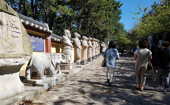 용궁사 입구 십이지상