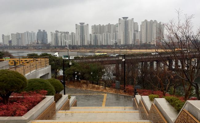태화루와 태화루 너머로 보이는 현대 건축물의 조화