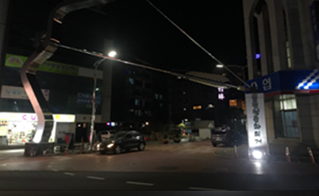 [사진4] 솔동산 문화거리 시작을 알리는 화살모양의 조형물