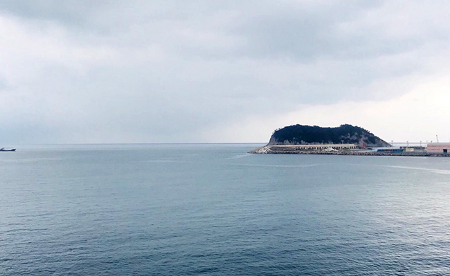 정방폭포와 이어져 있는 바다
