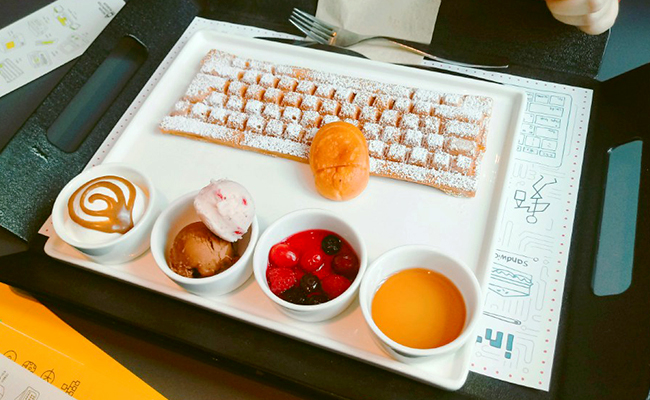 지하에 위치한 카페에서 컴퓨터의 모양을 형상화한 디저트를 팔고 있다