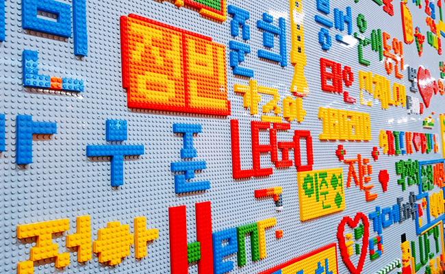 직접 레고를 붙이며 작품을 만들어 볼 수 있는 프로그램도 만들어져 있다.