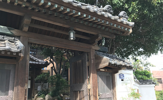 부산 수정동 일본식 가옥 입구