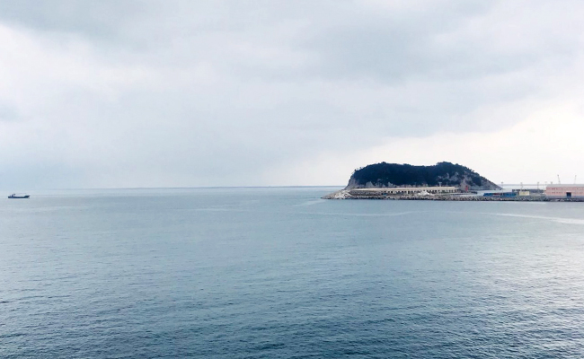 정방폭포와 이어져 있는 바다