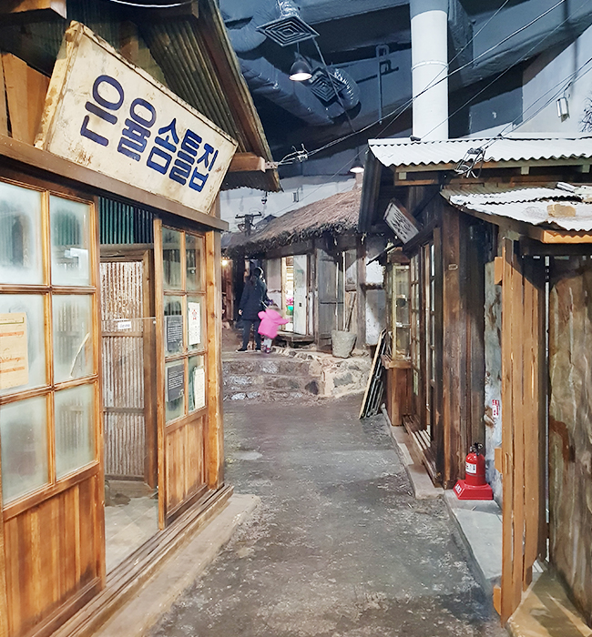 수도국산 달동네박물관, 지하 1층 실제 달동네의 모습을 그대로 재현한 전시실의 모습이다.