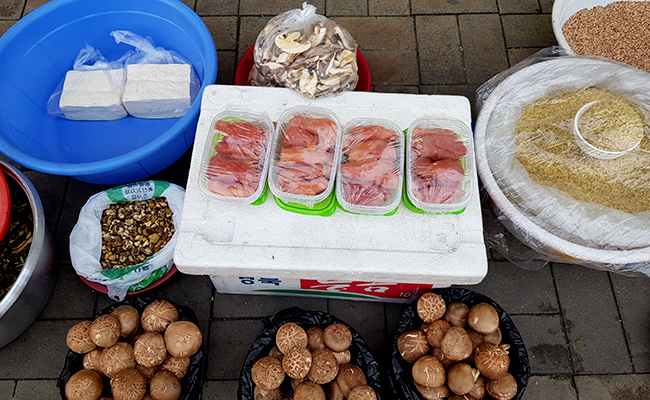 시장에서 판매중인 직접 담근 젓갈