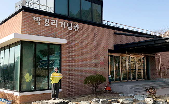 박경리 기념관의 모습. 평생 투명하고 순수한 뜻을 작품 속에 녹여 낸 작가의 모습과 비슷한 기념관 외부. 통영의 햇살과 바람이 그대로 스며들고 있다. 