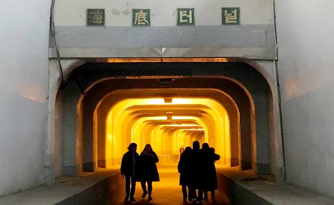 해저터널의 입구. 꽤 많은 사람들이 해저터널 안을 거닐며 구경하고 있었다.
