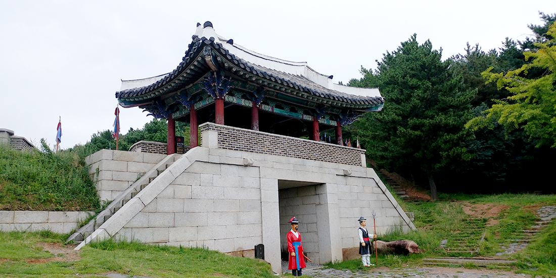 북문광장에서 바라본 동래읍성 북문