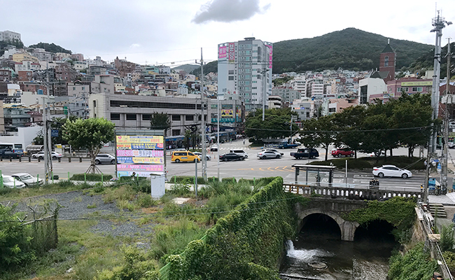구름다리위 전경