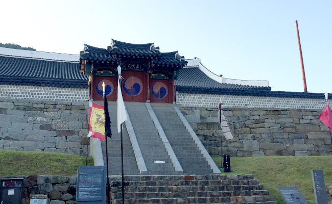세병관에 들어가는 입구