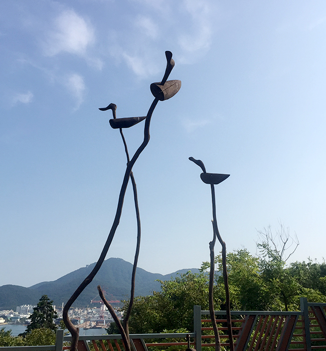 [사진6] 서피랑공원 내의 정승들 맞은편의 솟대들