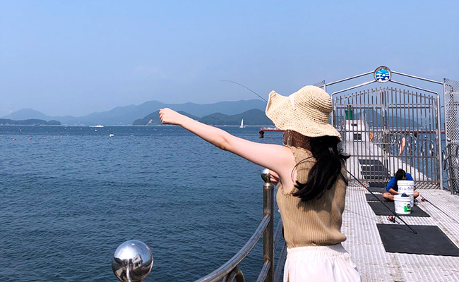낚시를 즐기시는 분 옆에서 낚시를 하는 시늉을 해보았다. 시늉만으로도 낚시가 즐거울 것 같았다.