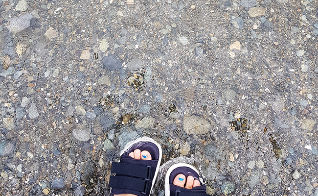 해운대나 광안리보다 모래가 조금 더 어두운 빛이다.