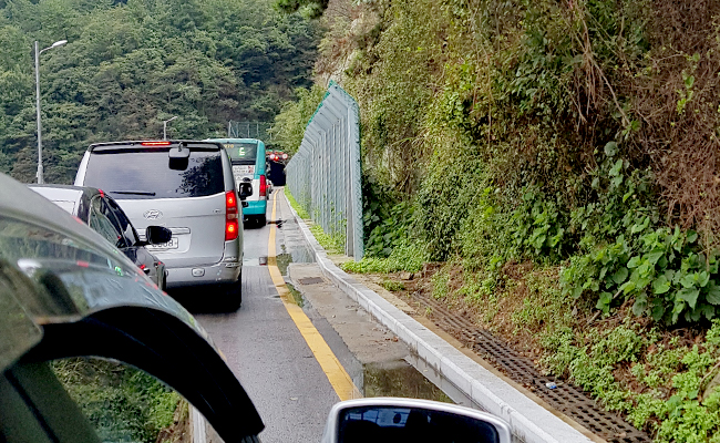 마래터널 입구. 자세히 보면 신호등이 보인다.