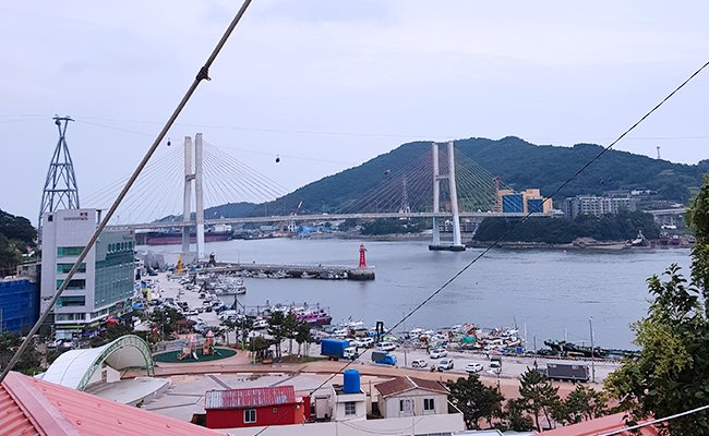 고소 1004 벽화마을에서 내려다본 전경. 벽화마을 어디에서라도 돌산대교, 여수에서 가장 유명한 케이블카가 한눈에 보이는 모습을 볼 수 있다. 날씨 조금은 흐렸지만, 바다마을 특유의  촉촉함을 느낄 수 있었다. 