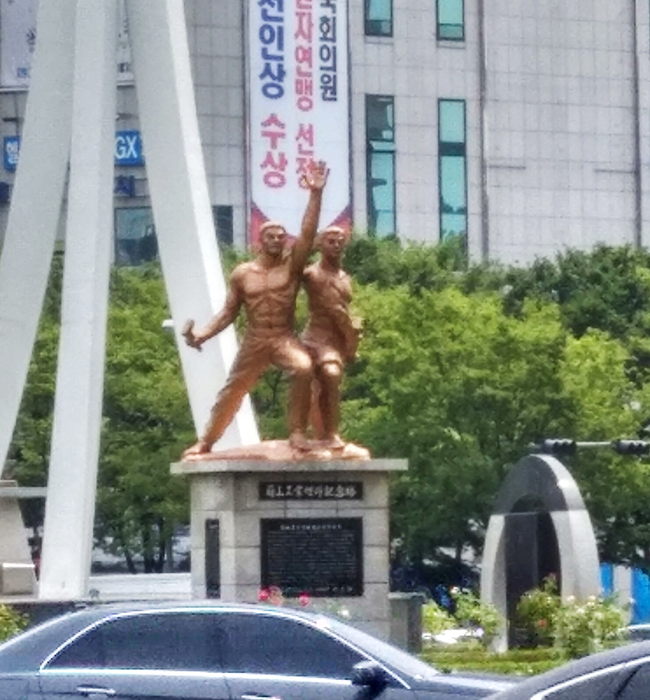 [사진 6] 남녀상확대
