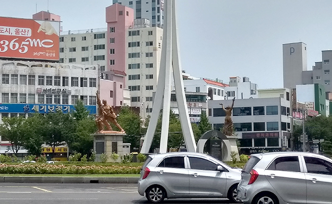 [사진 8] 공업탑 남녀상 펼침
