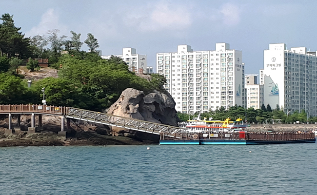돗단배 항해 체험 중 갓바위를 바라 본 풍경