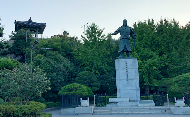 유달산 입구의 충무공 이순신 동상