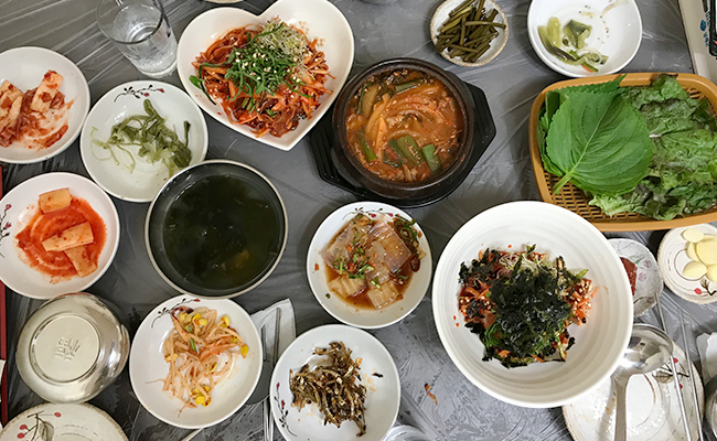 멸치쌈밥과 멸치회 세트