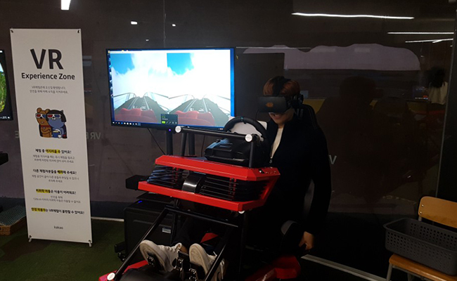 학생들이 제주 카카오 본사에서 다양한 VR 체험을 해보고 있는 모습. 스파이더맨, 사격, 롤러코스터 등 다양한 종류가 준비되어 있었다.