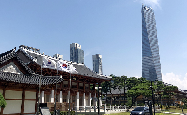 고층빌딩과 함께 어우러지는 송도 한옥마을 전경