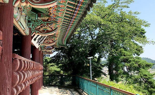 경포대의 옆모습