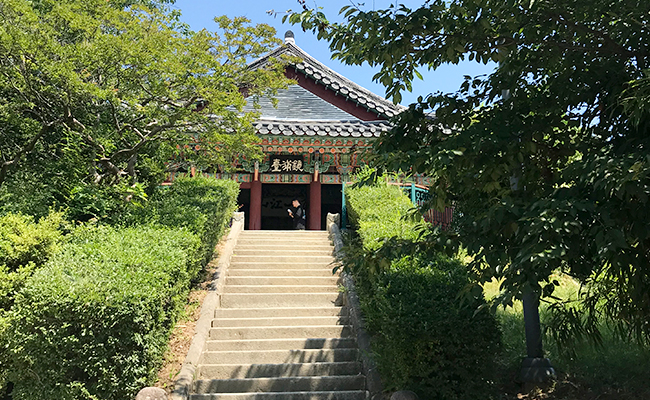 계단 밑에서 내려다 본 경포대