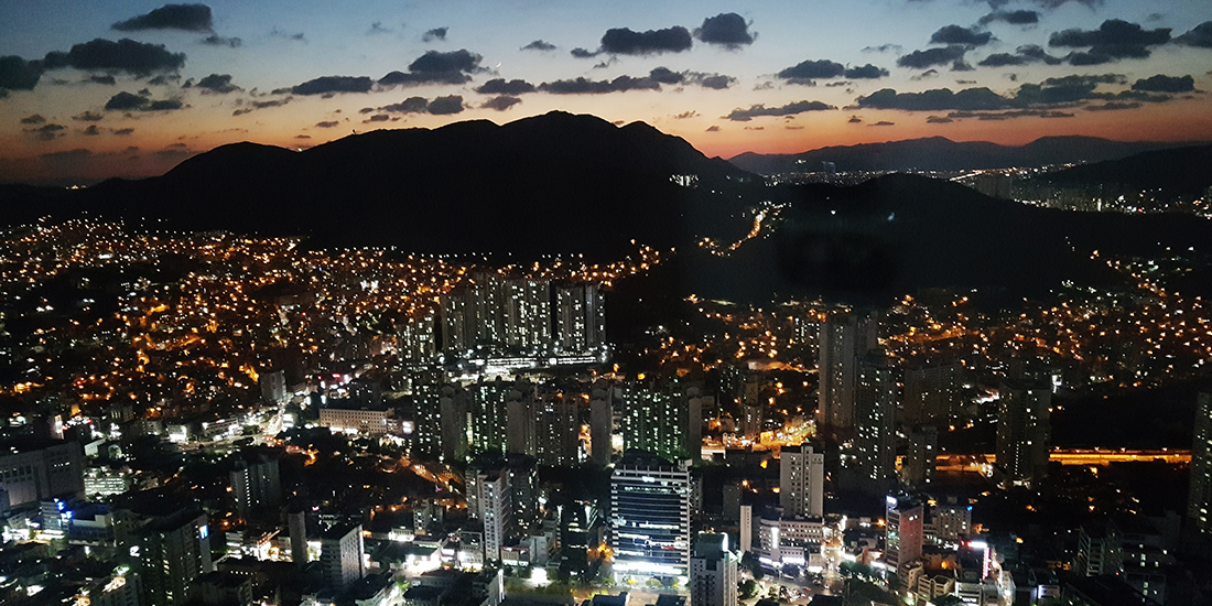 마치 이카로스처럼 하늘에서 보는 것 같은 야경이다. 부산일대의 대부분을 한 곳에서 조망할 수 있다는 장점이 있다. 가까이는 동천강변과 서면일대의 야경과 멀리는 영도까지 보이는 사진이다. 