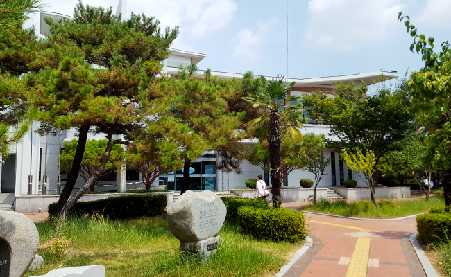마산문학관 앞에 있는 정원
