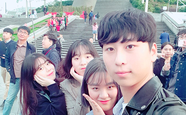동방명주에 도착한 후 찍은 팀(릴리안)의 모습이다. 저 뒤에 보이는 것이 동방명주이다. 